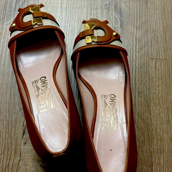 Peep toe women wedge tan colour with gold buckle - Picture 1 of 4